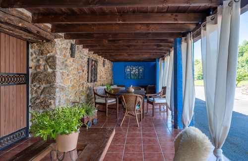 Santianes de Ola Apartment | Room 'Acebu' with Mountain View, Shared Garden and Wi-Fi