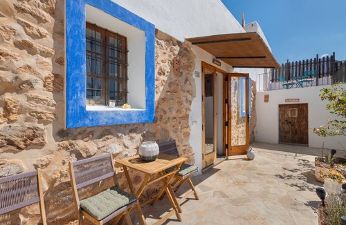 Sant Carles de Peralta Apartment | Room 'Cerezo' with Mountain View, Wi-Fi and Air Conditioning