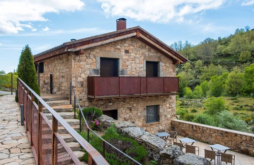 San Juan de Gredos Apartment | Room 'Doble Superior El Duque Chimenea' with Mountain View, Shared Terrace and Wi-Fi