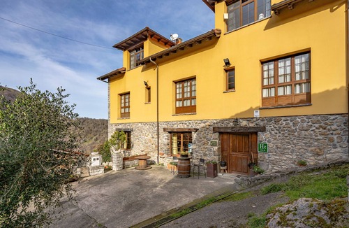 Gamonedo Apartment | Room 'El Cerezo' with Shared Pool, Shared Garden and Wi-Fi