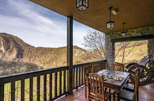Gamonedo Apartment | Room 'El Manzano' with Shared Pool, Shared Garden and Wi-Fi