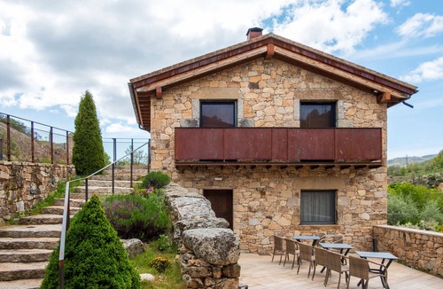 San Juan de Gredos Apartment | Room 'Galana Con Terraza' with Mountain View, Private Terrace and Wi-Fi