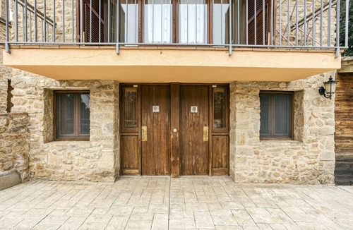 Pujals dels Pagesos Apartment | Room 'Gregal' with Shared Pool, Wi-Fi and Air Conditioning