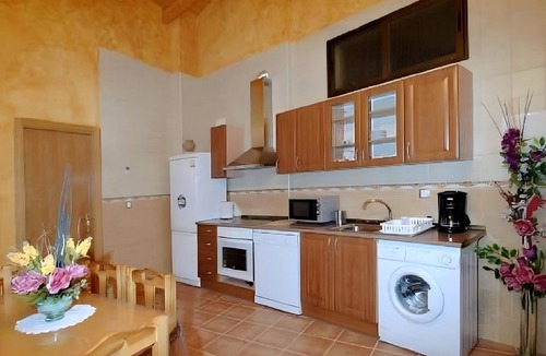 Maluenda House | Room 'Habitación Triple' with Wi-Fi and Air Conditioning