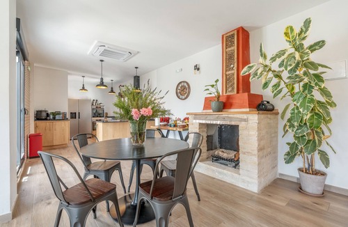 Murchas Apartment | Room 'La Boheme 3' with Mountain View, Wi-Fi and Air Conditioning