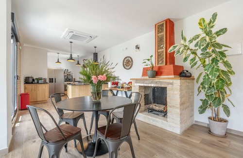 Murchas Apartment | Room 'La Boheme 4' with Mountain View, Wi-Fi and Air Conditioning