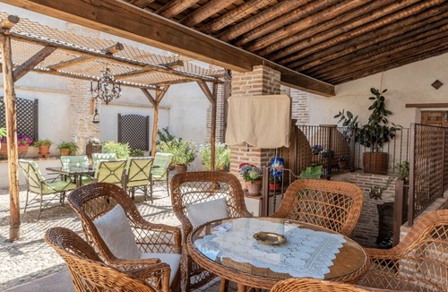 Noves Apartment | Room 'Leonor' with Shared Pool, Shared Terrace and Wi-Fi