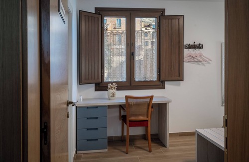 Castrojeriz Apartment | Room 'Matrimonio 104 Perla' with Shared Garden, Wi-Fi and Air Conditioning