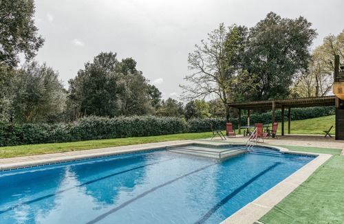 Pujals dels Pagesos Apartment | Room 'Mestral' with Shared Pool, Wi-Fi and Air Conditioning