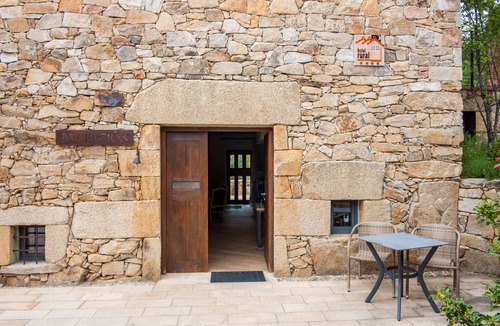 San Juan de Gredos Apartment | Room 'Morezón Y Terraza' with Mountain View, Private Terrace and Wi-Fi