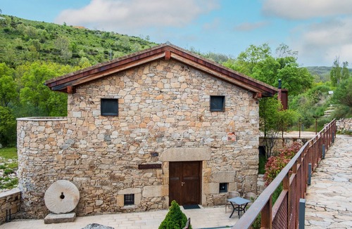 San Juan de Gredos Apartment | Room 'Morezón Y Terraza' with Mountain View, Private Terrace and Wi-Fi