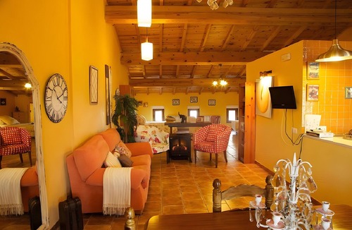 Castronuno House | Room 'Naranja' with Shared Garden and Wi-Fi