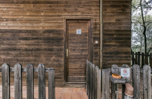 Pujals dels Pagesos Apartment | Room 'Rosa Dels Vents' with Shared Pool, Wi-Fi and Air Conditioning