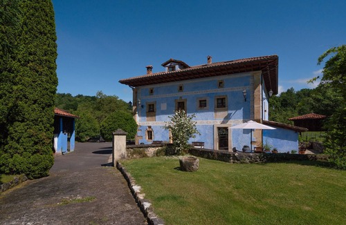 Santianes de Ola Apartment | Room 'Texu' with Mountain View, Shared Garden and Wi-Fi