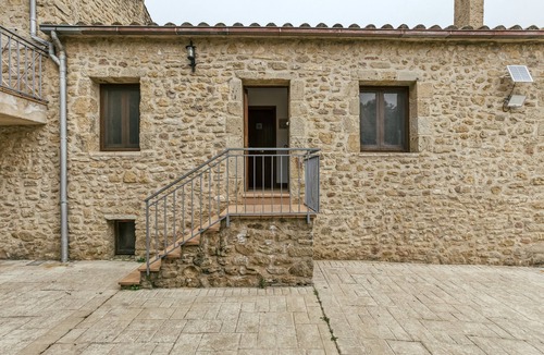 Pujals dels Pagesos Apartment | Room 'Tramuntana' with Shared Pool, Wi-Fi and Air Conditioning