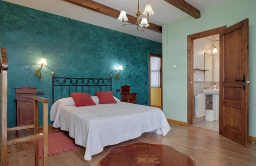 Santa Cruz de Montes House | Room 'Vidriales Con Chimenea' with Mountain View, Shared Garden and Wi-Fi