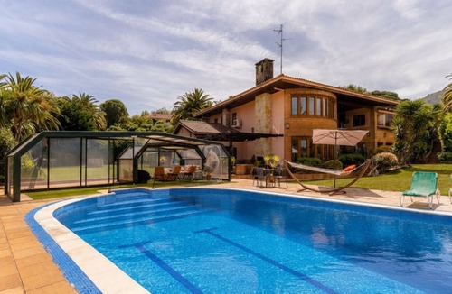 Berreaga-Mendi Villa | Royal Suite at Basquepalace