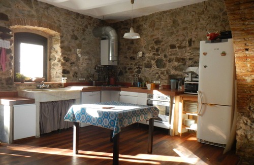 Vilamaniscle House | Rustic and slow stone house with Wifi and Garden.