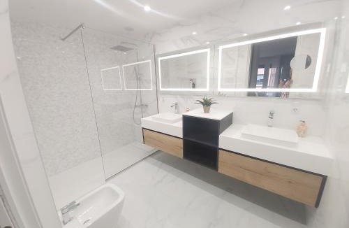 Logrono City Centre Apartment | San Antón Piso de lujo centro con Aire ac by Apartamentos Logrono