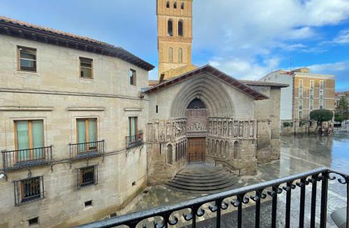 Logrono Historic Centre House | San Bartolome SB11 Casa con encanto bodega aire acondicionado y vistas al centro histórico by Apartamentoslogrono