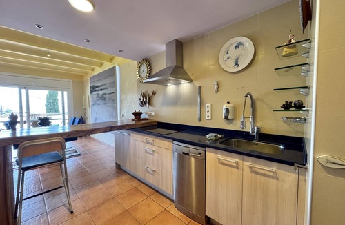 Roses Town Center Apartment | SAU. Beautiful sea views, spacious terrace, pool and parking