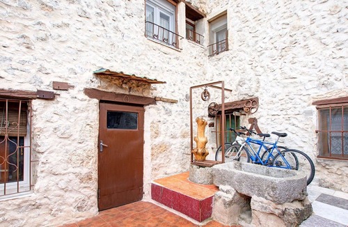 Montemayor de Pililla Villa | Snug Holiday Home in Valladolid with Private Pool