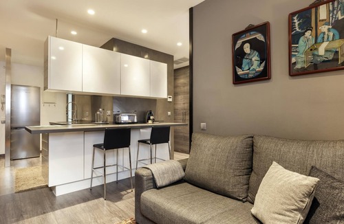 El Poble-sec Apartment | Sophisticated Flat in Trendy Poble Sec