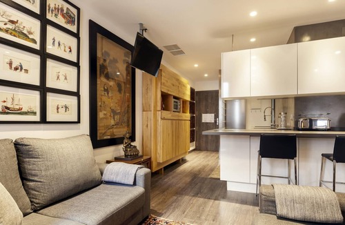 El Poble-sec Apartment | Sophisticated Flat in Trendy Poble Sec
