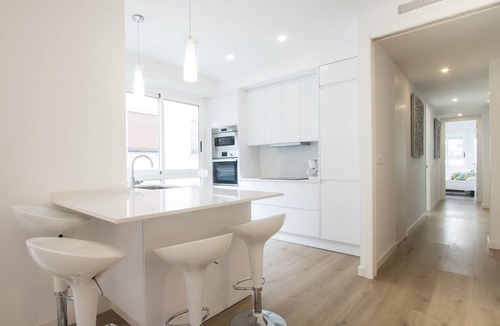 Alicante City Centre Apartment | Spacious 4BR Apartment, Walk to Beach
