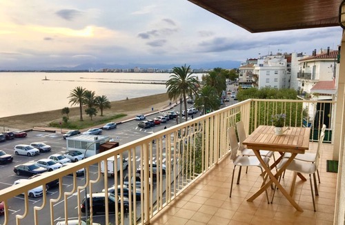 Roses Town Center Apartment | Spacious apartment facing the beach of Roses