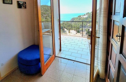 Canyet de Mar Apartment | Spectacular Views at the Rose of the Sea!