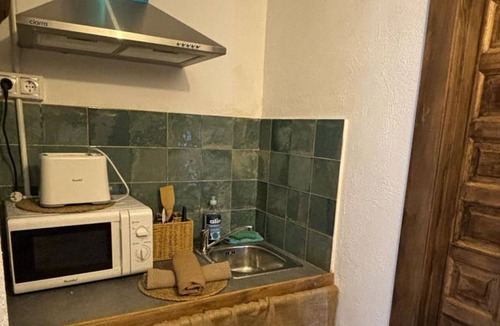 Iznatoraf Apartment | Studio Apartment 'Alojamiento Manzanilla' with Shared Garden, Wi-Fi and Air Conditioning