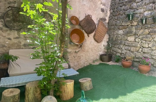 Iznatoraf Apartment | Studio Apartment 'Alojamiento Picual' with Shared Garden, Wi-Fi and Air Conditioning