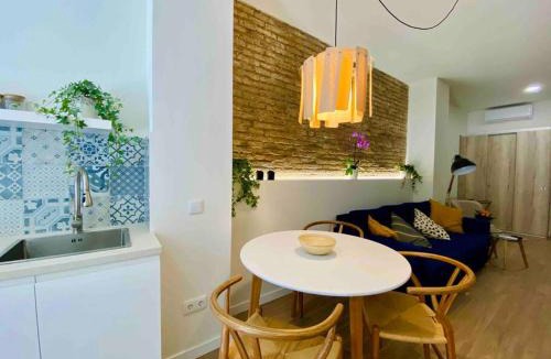 En Corts Apartment | Studio chic avec terrasse, lumineux et calme 2