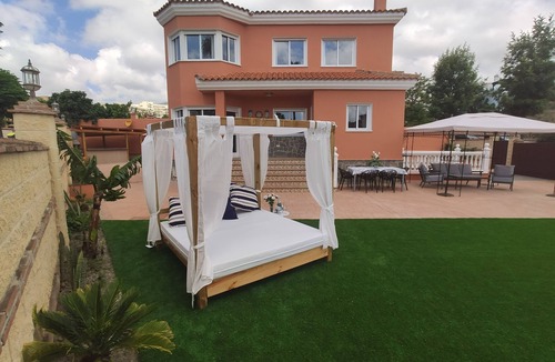 Torrequebrada Villa | Stunning all year-round beach house (5 min to beach)