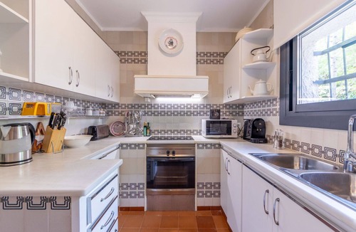 El Vendrell House | Stunning private villa for 8 guests with WIFI, private pool, A/C, TV, terrace and pets allowed
