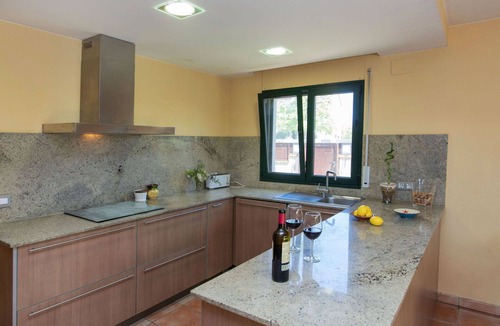 Ullastret House | Stunning private villa for 8 people with WIFI, A/C, private pool, TV, patio and pets allowed