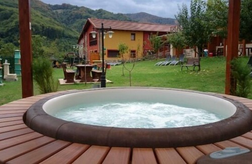 La Plaza Cottage | Stunning views of the mountain and forest.
