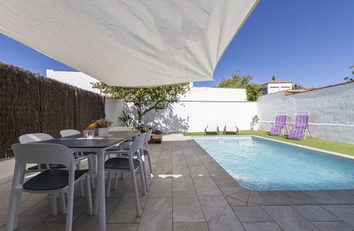 Cunit House | Stunning villa for 4 guests with A/C, WIFI, private pool, TV and patio