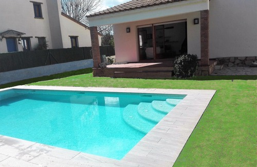 Bon Relax House | Sunny Retreat with Private Pool, BBQ, Garden & WiFi, Near Beach