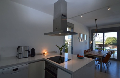 Lo Rufete Villa | Sunny Villa with Fenced Garden