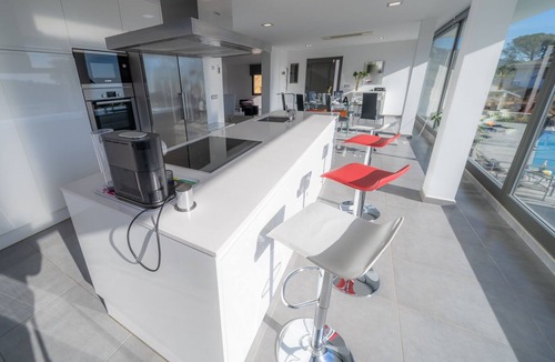 Condado del Jaruco Villa | Sunset Lux House - Ideal for families in Residential Area & Aircon