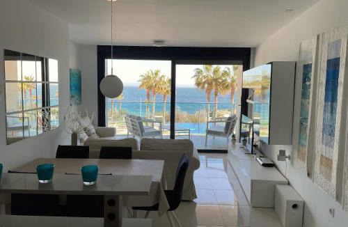 Punta Prima Apartment | Super zeezicht in eerste lijn met verwarmd zwembad en fitness