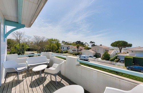 Taussat Villa | Taussat villa for 9, pool, port & beach walkable