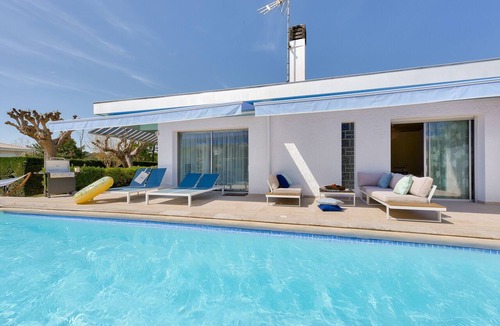 Taussat Villa | Taussat villa for 9, pool, port & beach walkable