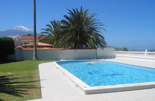 La Victoria de Acentejo Apartment | Teide y Mar Comfort Apartment with Pool for up to 2 Adults
