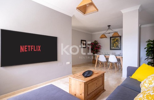 Las Lagunas Apartment | Terraza y Piscina - Koti Rentals - Ático Margarita