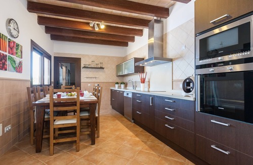 Maria de la Salut House | The best price with "Charming in the interior"