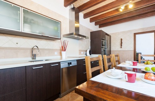 Maria de la Salut House | The best price with "Charming in the interior"