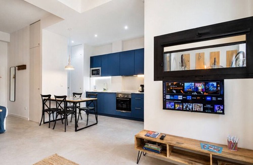Jesus Apartment | The Ceramic Home I | AC & WiFi | Free Bikes Included